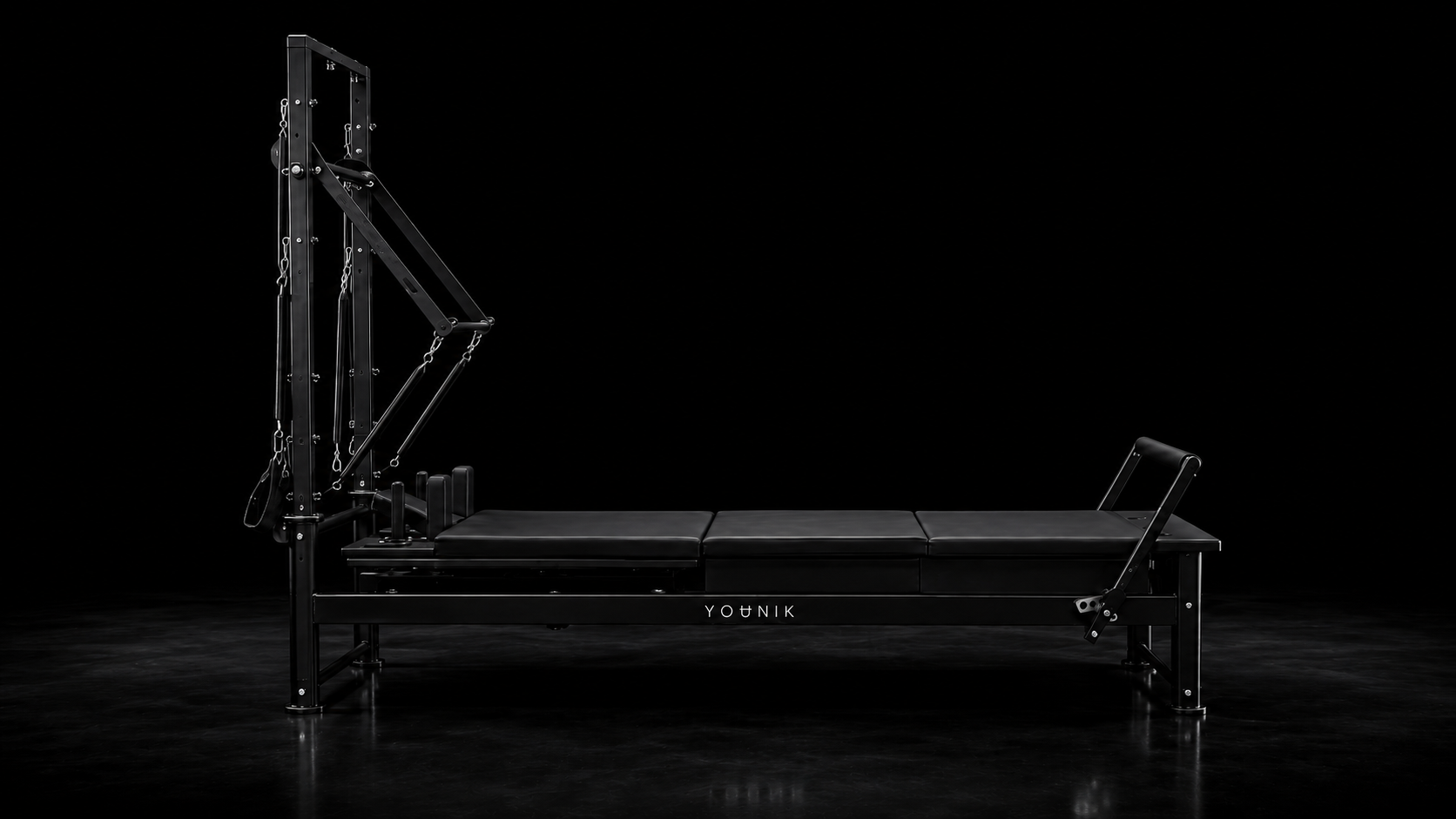 YOUNIK V5 Reformer z profilu — detail kolejnice a vozíku