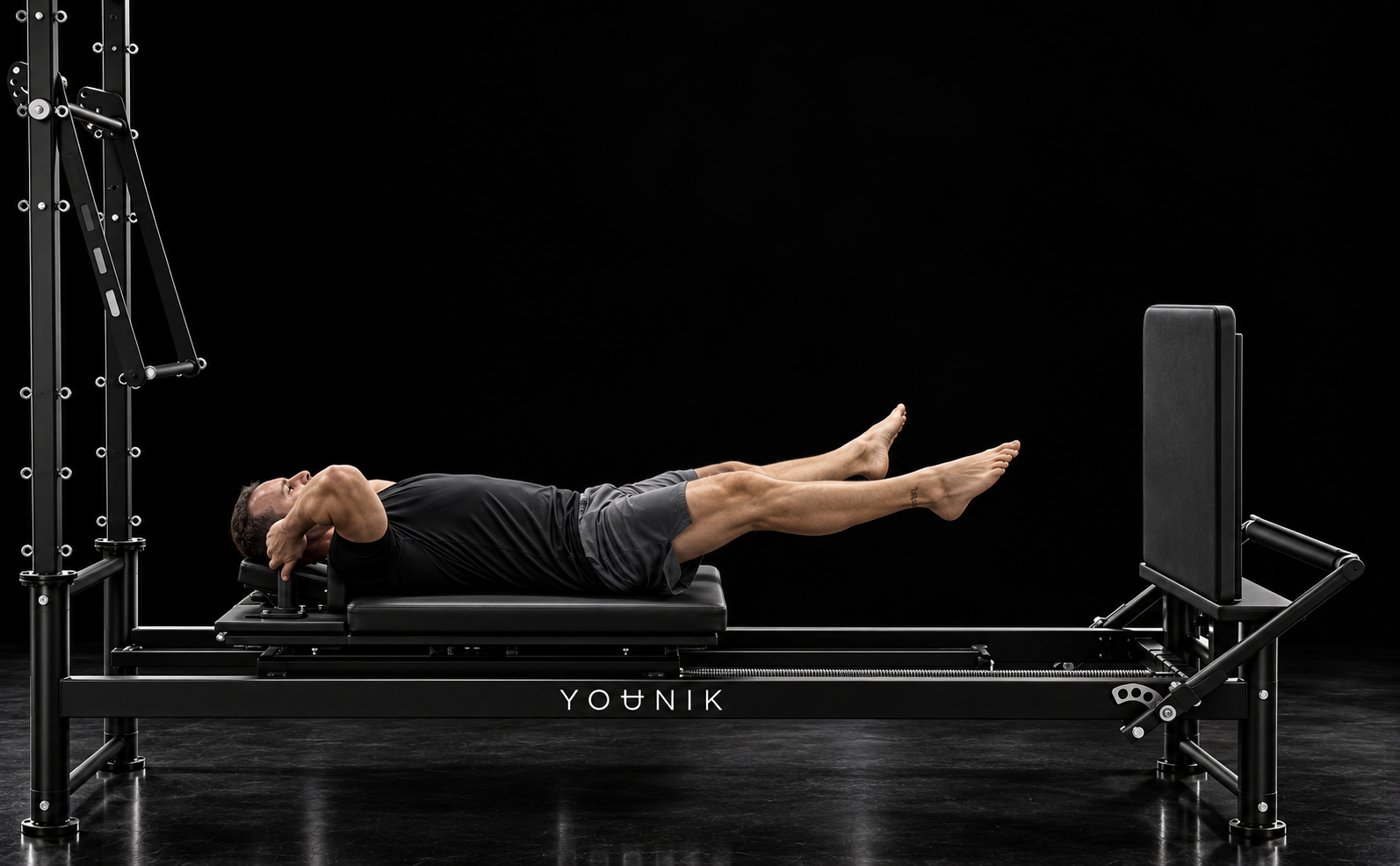 YOUNIK V5 Reformer při cvičení s jump boardem