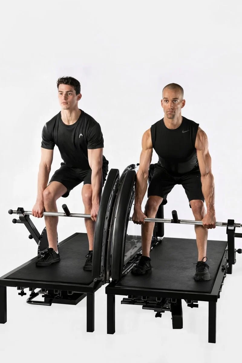 ISOPHIT Strength Trainer — dvojice sportovců v tréninku