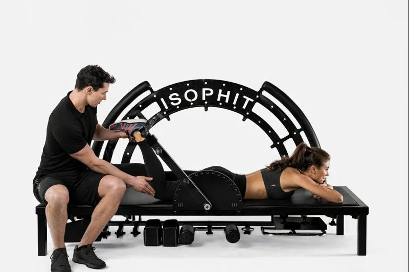 ISOPHIT Strength Trainer — trenér vede klientku pozicí
